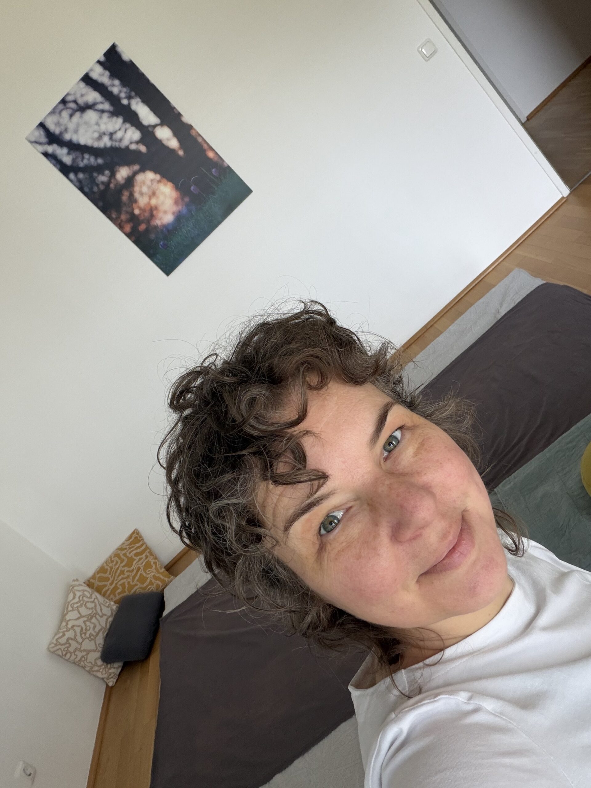 Portrait Julia Winklehner Shiatsupraktikerin im Behandlungsraum